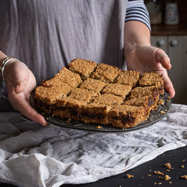 https://hedgecombers.com/wp-content/uploads/2009/02/The-Best-Flapjack-Recipe-in-the-Whole-Wide-World.-Ever.-9776.jpg