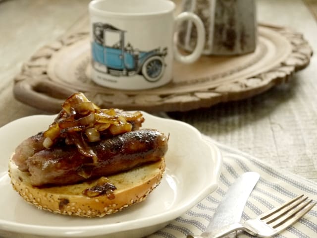 Sausage and Caramelised Onion Bagel ~ Weekend Breakfast | The Hedgecombers