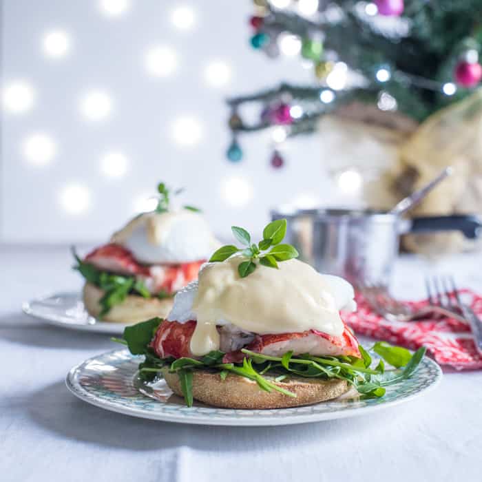 ovos de lagosta Benedict em placas chinesas com decorações de Natal